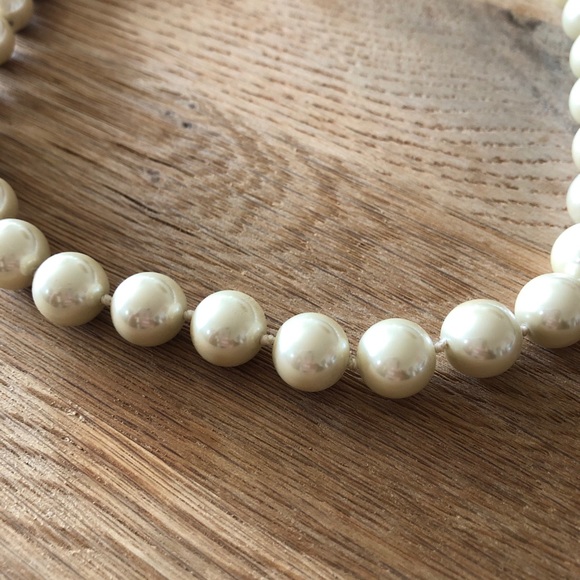 Club Monaco silk tie and pearl necklace - Picture 2 of 7